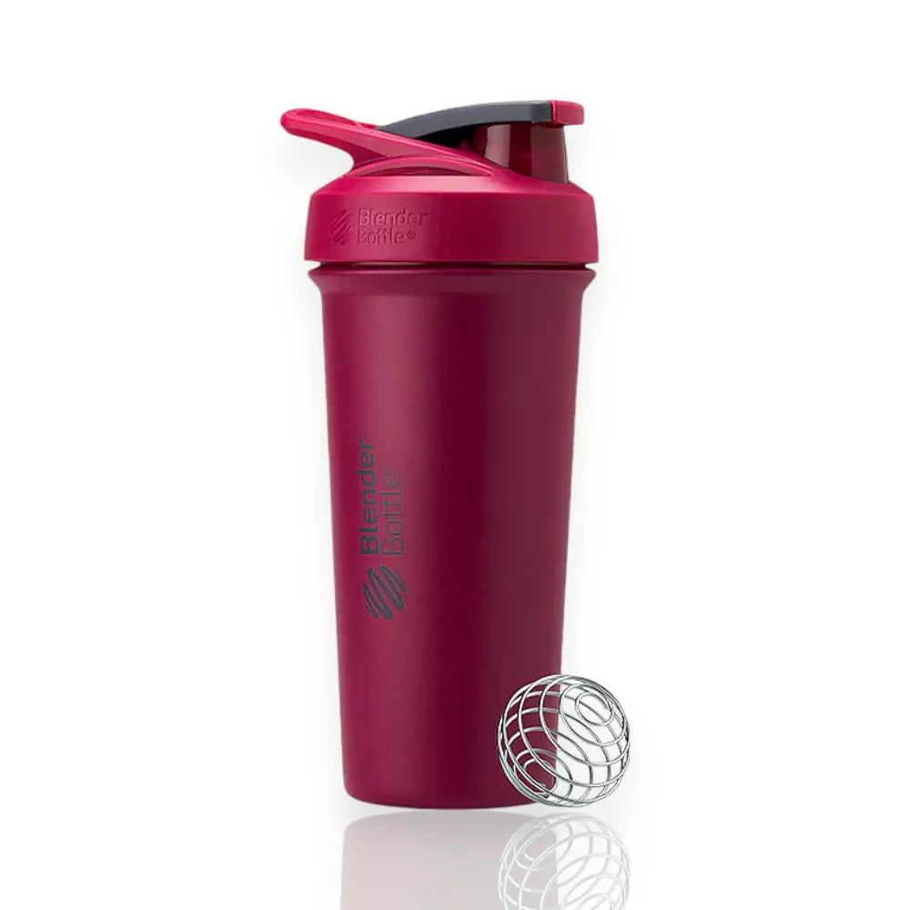 Coqueteleira Blender Bottle Strada Sleek 740ml com tampa StayOpen™ e design ergonômico vermelho. Isolamento térmico para bebidas geladas.
