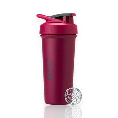 Coqueteleira Blender Bottle Strada Sleek 740ml com tampa StayOpen™ e design ergonômico vermelho. Isolamento térmico para bebidas geladas.