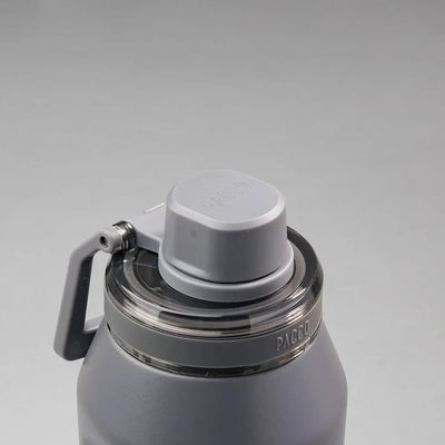Tampa PACCO Flow cinza, resistente a altas temperaturas, ideal para bebidas quentes ou frias, destacando funcionalidade e estilo.