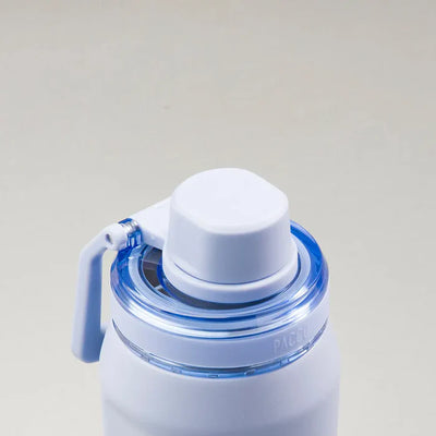 Tampa PACCO Flow branca, ideal para bebidas quentes ou frias, destacando praticidade e estilo no design funcional.