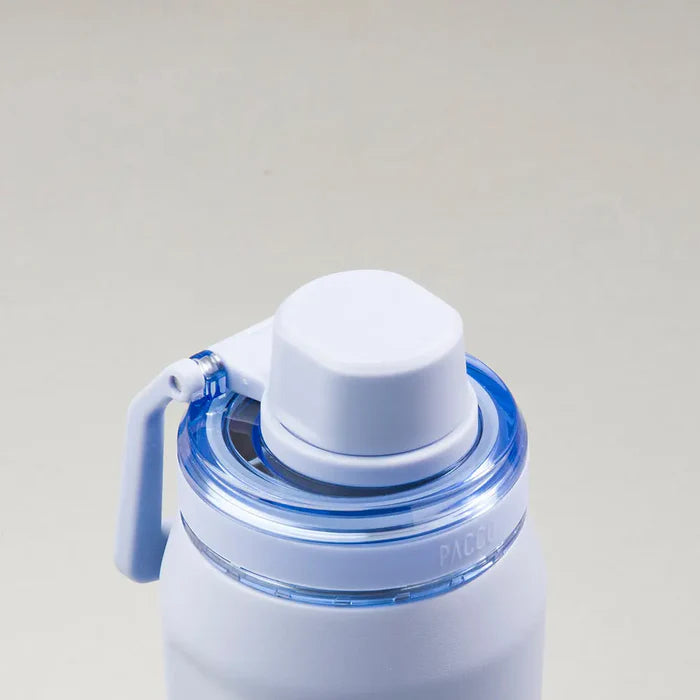 Tampa PACCO Flow branca, ideal para bebidas quentes ou frias, destacando praticidade e estilo no design funcional.