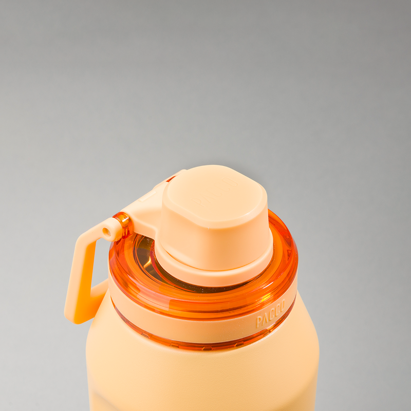 Tampa PACCO Flow laranja destacada mostrando funcionalidade e estilo em cada detalhe, ideal para bebidas quentes ou frias.