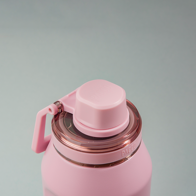 Tampa PACCO Flow em rosa, ideal para bebidas quentes e frias, mostrando resistência e estilo. Praticidade no design funcional.