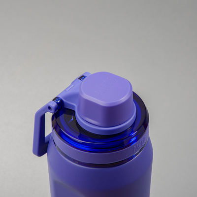 Tampa PACCO Flow em cor lilás ideal para bebidas quentes ou frias, oferecendo praticidade e segurança no uso diário.