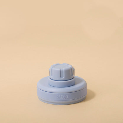 Tampa PACCO Original azul clara em polipropileno premium, com design moderno e alça para transporte fácil e seguro.