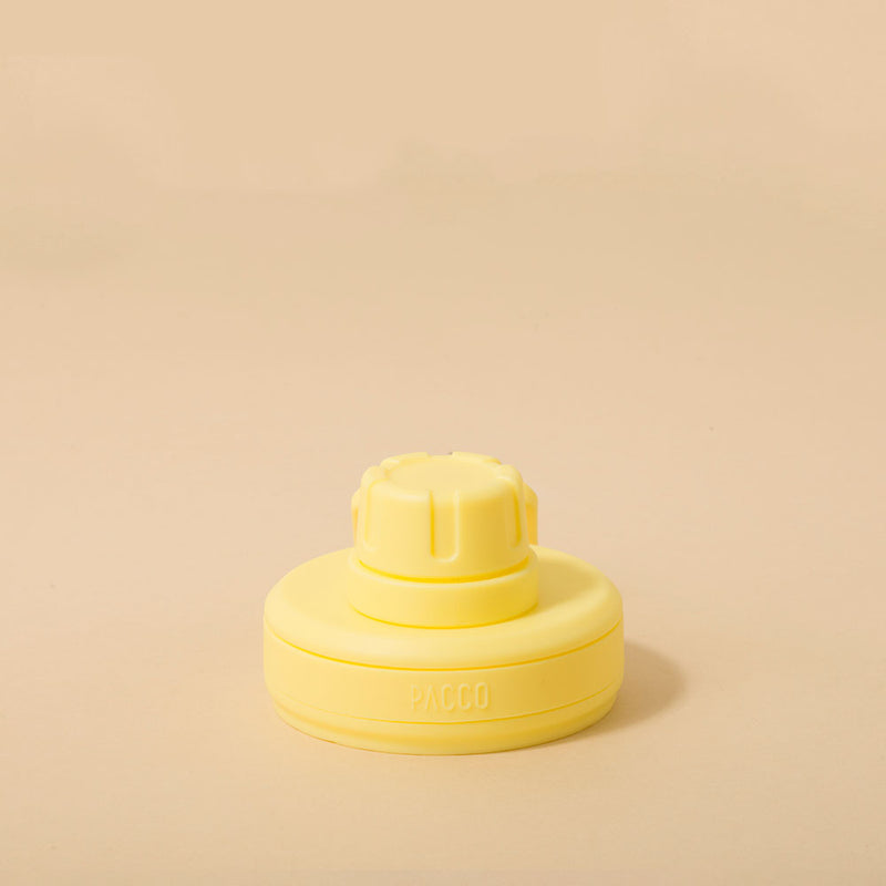Tampa PACCO Original amarela com design moderno e alça de transporte, feita em polipropileno premium, destacada em fundo neutro.