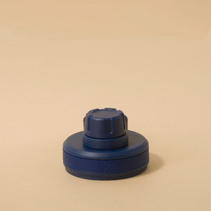 Tampa PACCO Original com alça azul, design moderno e funcional, fabricada em polipropileno leve e durável para conveniência diária.