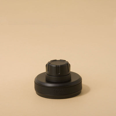 Tampa PACCO Original preta com design moderno e alça funcional para transporte seguro, feita em polipropileno durável.