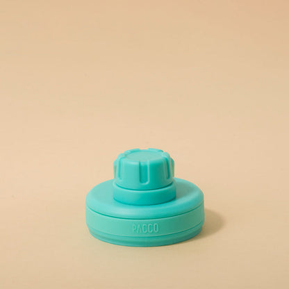 Tampa PACCO Original verde, em polipropileno premium, com design inovador e alça de transporte para garrafas, destacada sobre fundo bege.