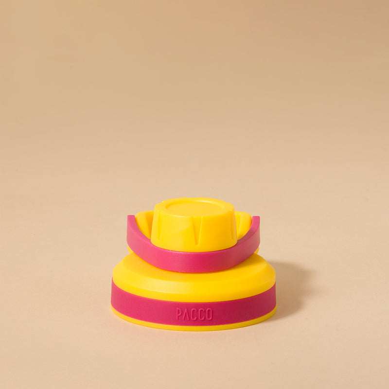 Tampa PACCO Stiff Colors amarela e rosa, praticidade e segurança, vedação eficiente para sua garrafa, acessório moderno e confiável.