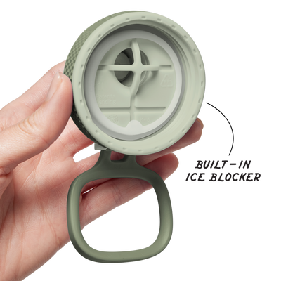 Tampa da Garrafa Térmica Takeya 950ml Spout Lid Sport em close-up, mostrando design resistente e moderno, ideal para atividades esportivas.