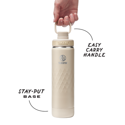 Garrafa Térmica Takeya 650ml Spout Lid Sport sendo segurada por uma mão, destacando a tampa de fácil abertura e design esportivo.