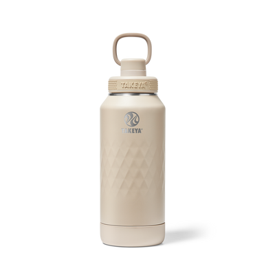 Garrafa Térmica Takeya 950ml Spout Lid Sport bege, ideal para treinos longos, trilhas e esportes ao ar livre, com isolamento térmico eficiente.