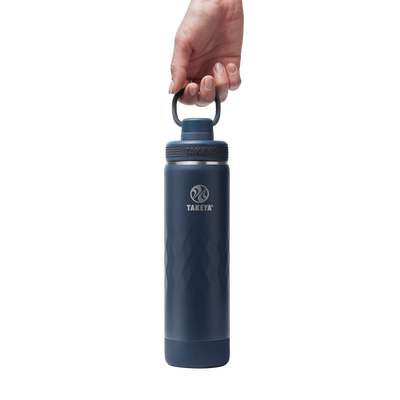 Garrafa Térmica Takeya 650ml Spout Lid Sport azul sendo segurada por uma mão, ideal para atividades esportivas e hidratação eficiente.