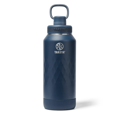 Garrafa Térmica Takeya 950ml Spout Lid Sport, resistente e ideal para esportes ao ar livre, feita em aço inoxidável com isolamento térmico.