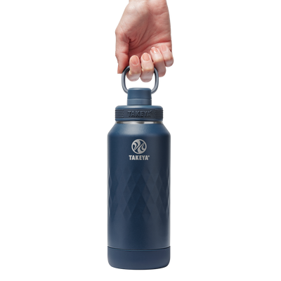 Garrafa Térmica Takeya 950ml Spout Lid Sport em aço inoxidável com isolamento, ideal para esportes ao ar livre e hidratação duradoura.
