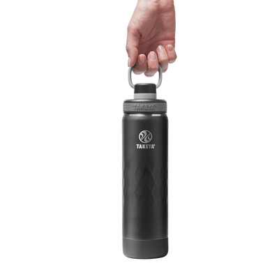 Garrafa Térmica Takeya 650ml Spout Lid Sport sendo segurada por uma mão, ideal para atividades esportivas e ao ar livre.