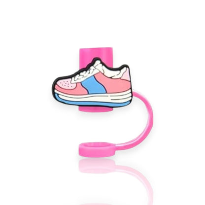 Protetor de Canudo Quencher - Pink Girl com design de tênis em rosa e azul, oferecendo higiene e estilo para copos térmicos Stanley ou Owala.