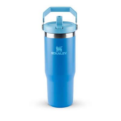 Tumbler Térmico Flip Straw Stanley - 887ml azul com isolamento térmico para manter bebidas geladas, em fundo preto.