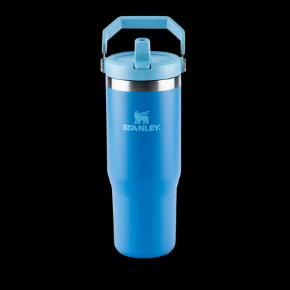 Tumbler Térmico Flip Straw Stanley - 887ml azul com isolamento térmico para manter bebidas geladas, em fundo preto.