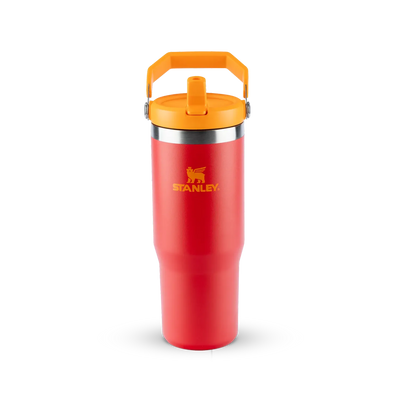 Tumbler Térmico Flip Straw Stanley - 887ml em vermelho com tampa laranja, mantendo bebidas geladas por até 48 horas.