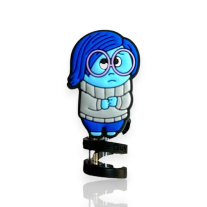 Personagem azul de desenho animado com expressão triste em Protetor de Canudo Quencher - Divertidamente.