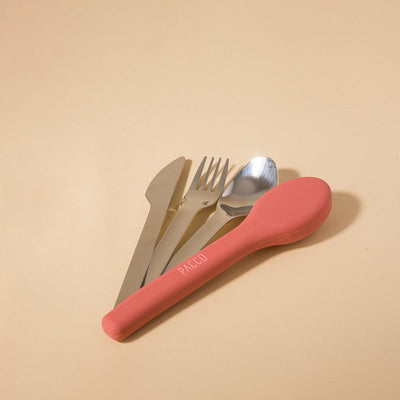 Kit de Talheres Pacco PocketSet em aço inoxidável com estojo de silicone rosa, ideal para uso diário e viagens, compacto e elegante.