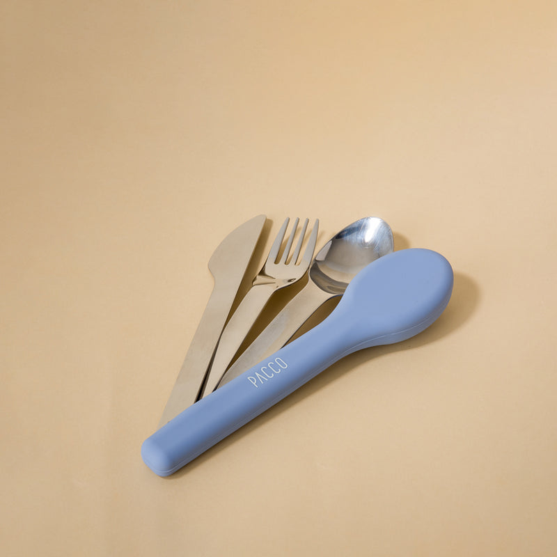 Kit de Talheres Pacco PocketSet com estojo de silicone azul, talheres de aço inoxidável, compacto e sustentável para uso diário.