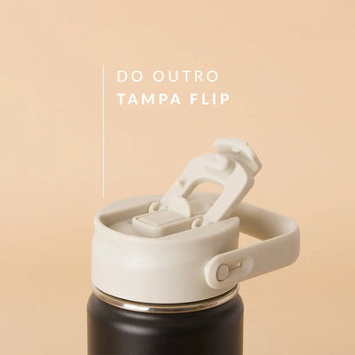 Tampa PACCO Duo com tampa flip em destaque, mostrando vedação segura e design prático para facilitar a hidratação diária.
