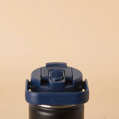 Tampa PACCO Duo com vedação de rosca e tampa flip para hidratação versátil, destacando o design inovador e funcional.