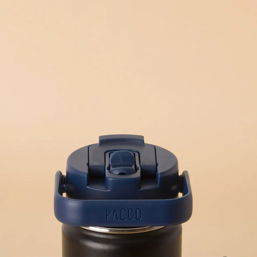 Tampa PACCO Duo com vedação de rosca e tampa flip para hidratação versátil, destacando o design inovador e funcional.