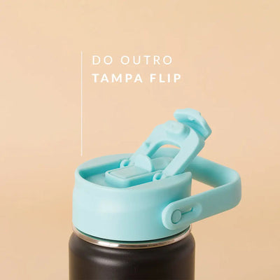 Tampa PACCO Duo com tampa flip azul clara em garrafa preta para hidratação eficiente.