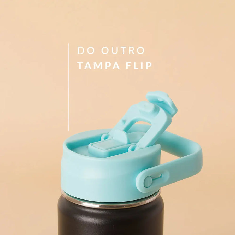 Tampa PACCO Duo com tampa flip azul clara em garrafa preta para hidratação eficiente.