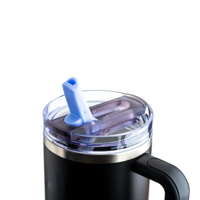 Tampa para copo Quencher 1,18L anti-vazamento com sistema flip straw embutido em copo preto, vedação segura e moderna.