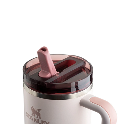 Tampa para copo Quencher anti-vazamento 591ml até 887ml com sistema flip straw, cor rosa, perfeita para vedação total e transporte seguro.