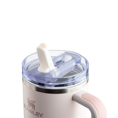 Tampa para copo Quencher 1,18L anti-vazamento com sistema flip straw embutido, proporcionando vedação total e visual moderno.