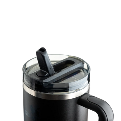Tampa para copo Quencher 1,18L anti-vazamento com sistema flip straw embutido, vedação total em um copo preto com alça.