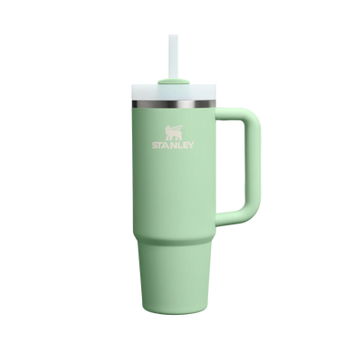 Copo Quencher Stanley 887ml verde com alça ergonômica e tampa de 3 posições isolante a vácuo, mantém bebida gelada por até 40 horas.