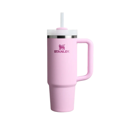 Copo Quencher Stanley 887ml rosa com alça ergonômica e tampa de 3 posições em fundo branco.