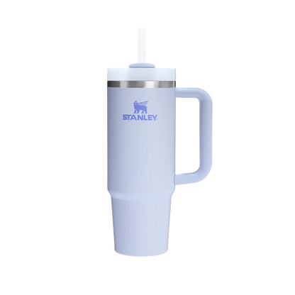 Copo Quencher Stanley 887ml em cinza com alça ergonômica e tampa de 3 posições. Ideal para bebida gelada por até 40 horas.