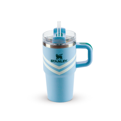 Copo Quencher Stanley | 591ml em azul claro com alça ergonômica e canudo reutilizável.