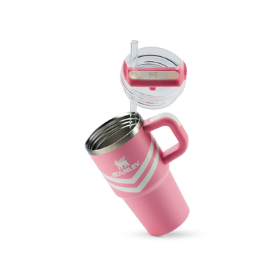 Copo Quencher Stanley | 591ml em rosa com canudo e tampa, ideal para hidratação prática e estilo.