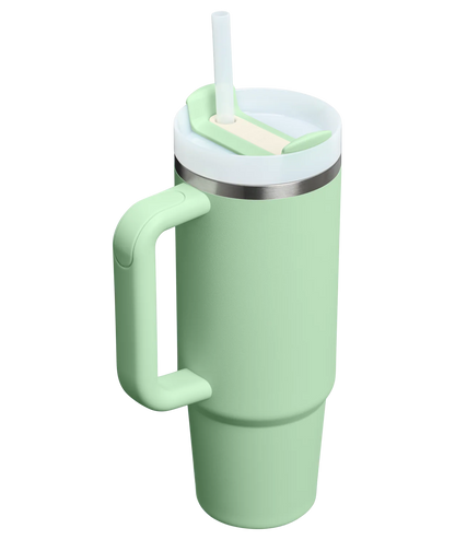 Copo Quencher Stanley 887ml verde com alça ergonômica e tampa prática, ideal para hidratação duradoura.