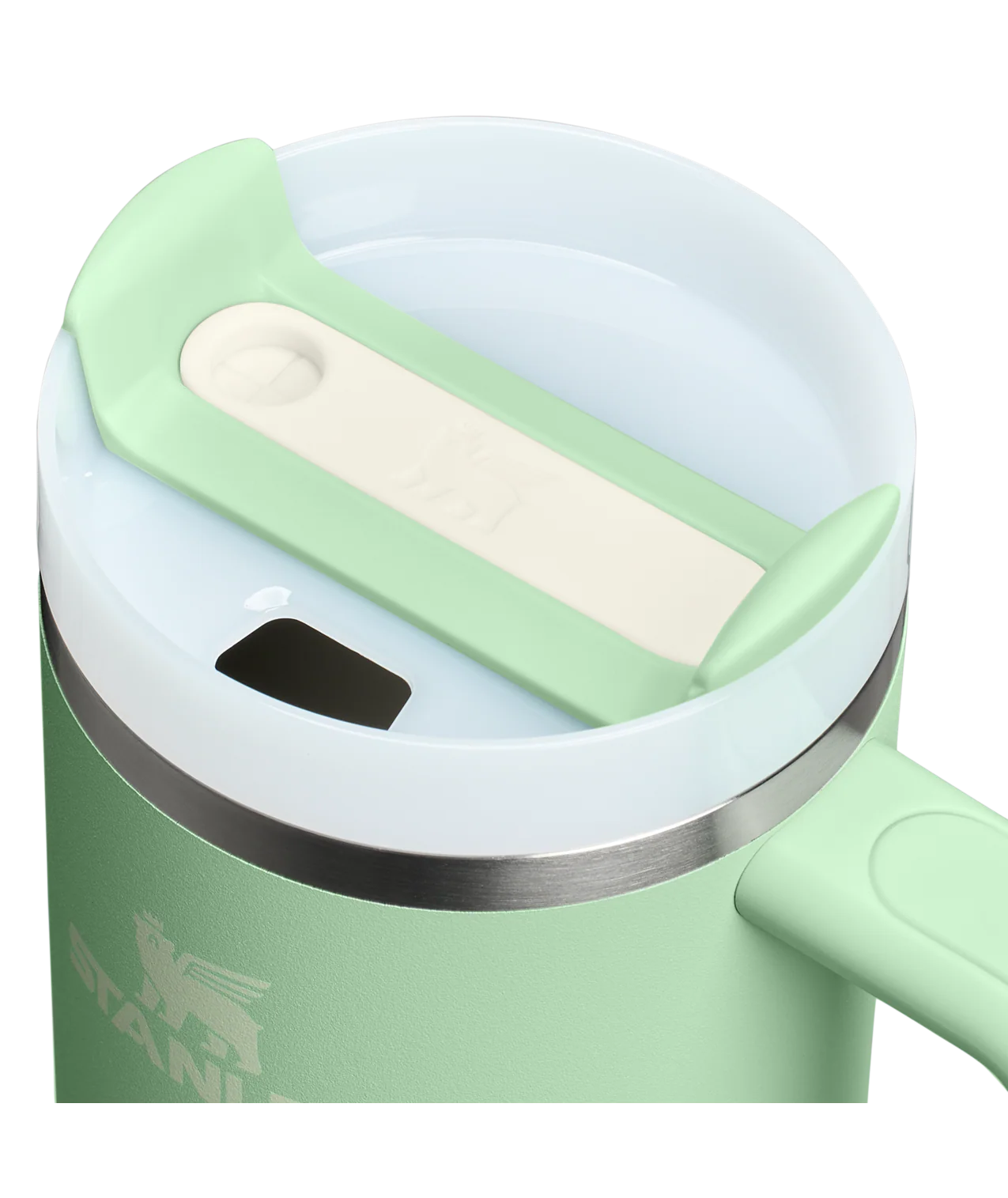 Copo Quencher Stanley 887ml com tampa de 3 posições e alça ergonômica em verde claro, ideal para manter bebidas frias por horas.