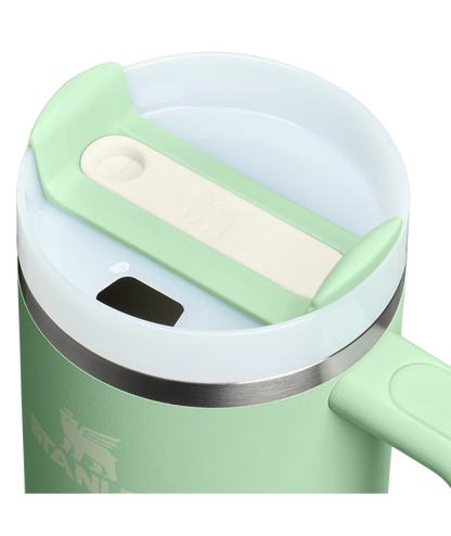 Copo Quencher Stanley 887ml com tampa de 3 posições e alça ergonômica em verde claro, ideal para manter bebidas frias por horas.