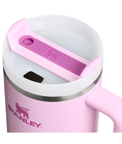 Copo Quencher Stanley 1,18L rosa, moderno e funcional, feito em aço inox reciclado, ideal para academia e escritório.