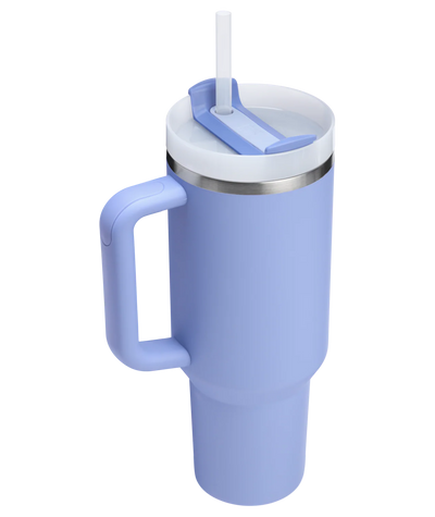 Copo Quencher Stanley 1,18L em azul, design ergonômico, ideal para academia, escritório ou viagens, feito em aço inox reciclado.