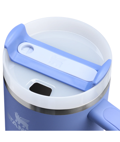 Copo Quencher Stanley 1,18L azul com design ergonômico e tampa funcional, ideal para hidratação diária com estilo.