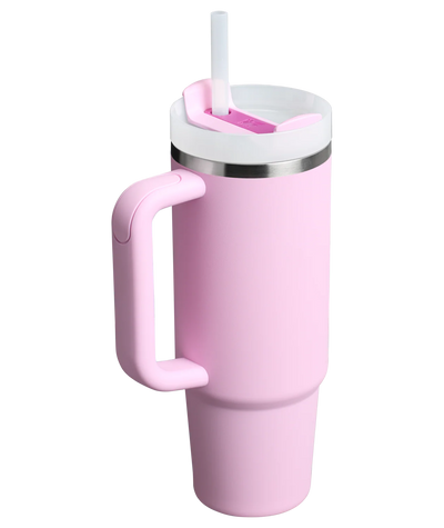 Copo Quencher Stanley 887 ml Cherry Blossom, vista lateral com tampa fechada