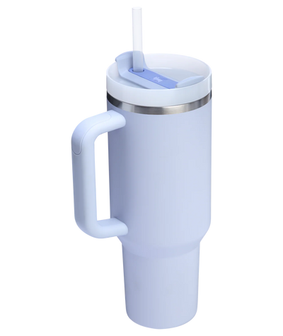 Copo Quencher Stanley 1,18L em azul claro com design ergonômico e alça, ideal para hidratação durável e prática.